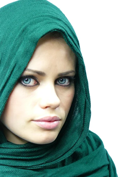 Ung kvinna i en grön linne udde — Stockfoto