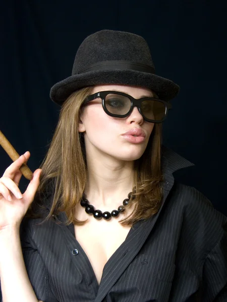Dziewczyna w punkty i z papierosem — Zdjęcie stockowe
