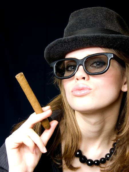 Frau in Punkten und mit Zigarette — Stockfoto
