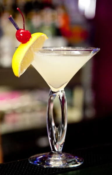 Koktejl ve sklenici na ubrousek — Stock fotografie