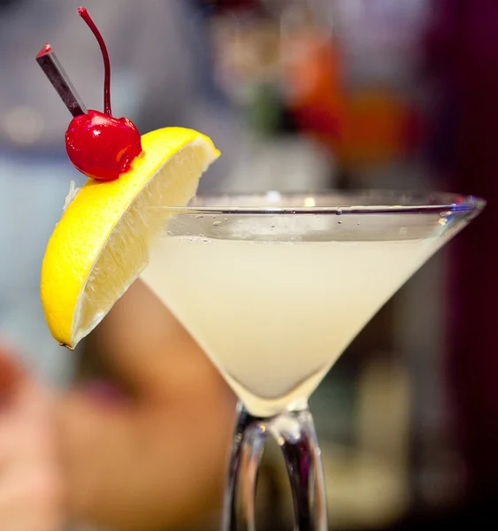 Koktejl ve sklenici — Stock fotografie