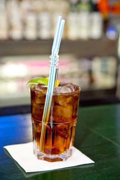 Cocktail in een glas op een servet — Stockfoto