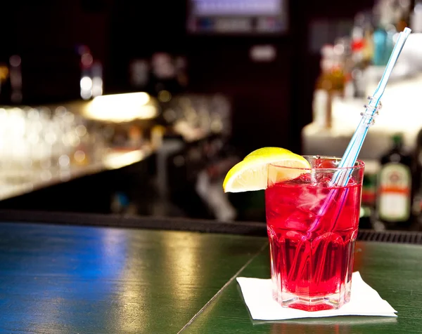 Cocktail em um copo em um guardanapo — Fotografia de Stock