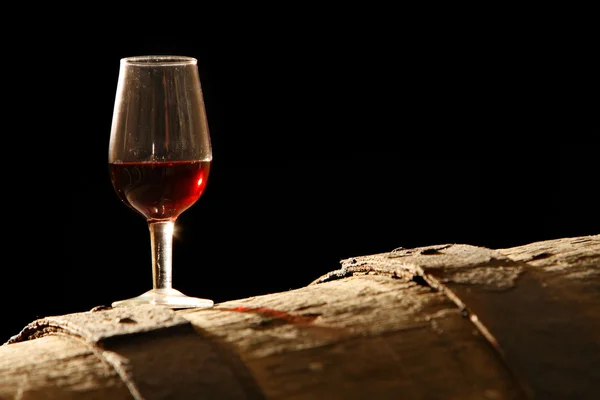 Ποτήρι κρασί που στέκεται σε ένα βαρέλι — Φωτογραφία Αρχείου