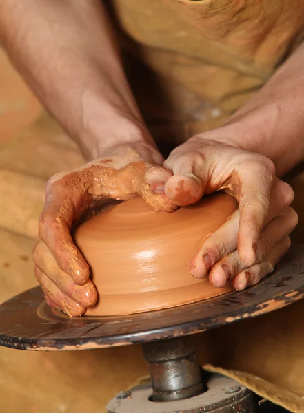 As mãos do oleiro fazem um pote de barro — Fotografia de Stock