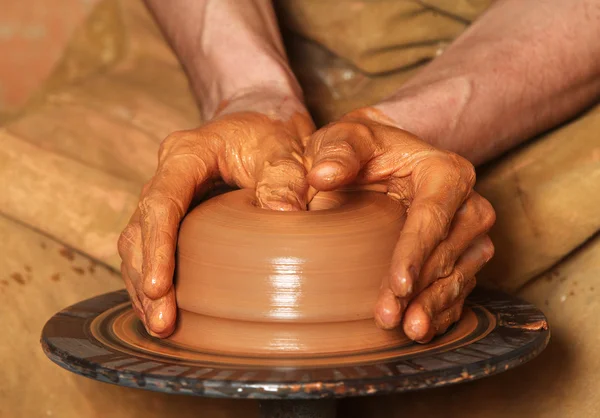 Руки гончара делают глиняный горшок — стоковое фото