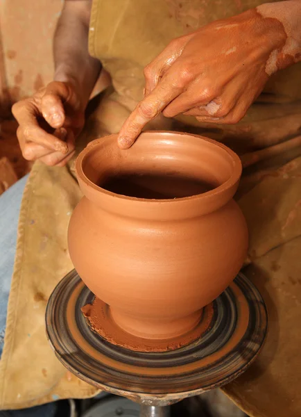 陶芸家の手は土鍋を行う — ストック写真