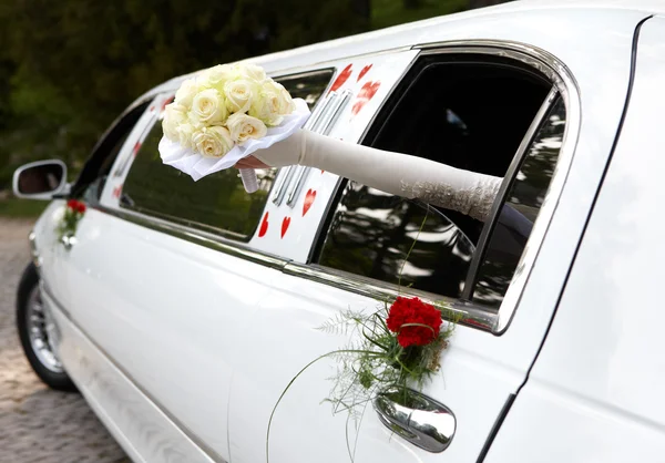 Bouquet da sposa e macchina da sposa — Foto Stock