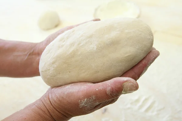 Руки делают хлеб — стоковое фото