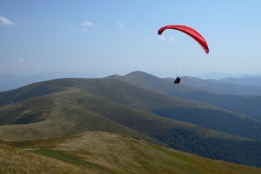 dağların üstünde paraplane