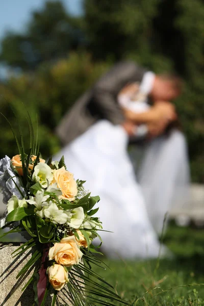 Kiss az újonnan házasok — Stock Fotó