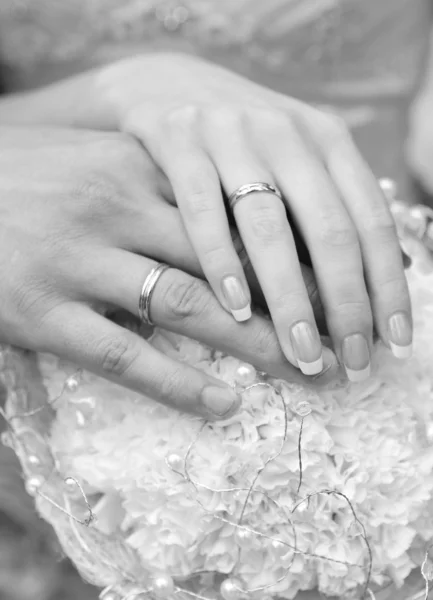 Mãos de recém-casados — Fotografia de Stock