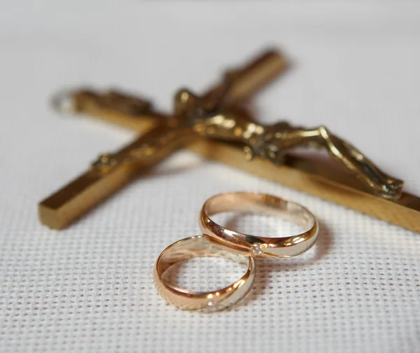 Anéis de casamento com um crucifixo — Fotografia de Stock