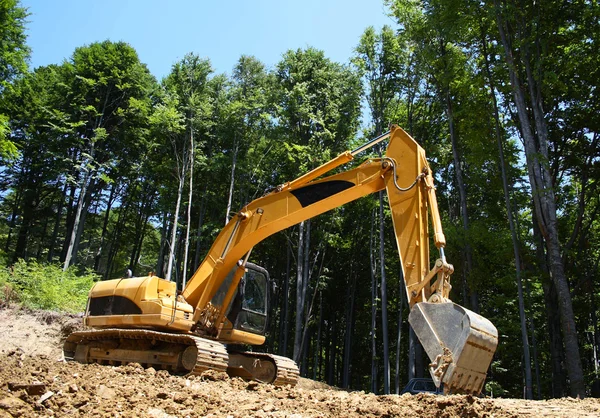 Excavator makes a forest road — Stock Photo, Image