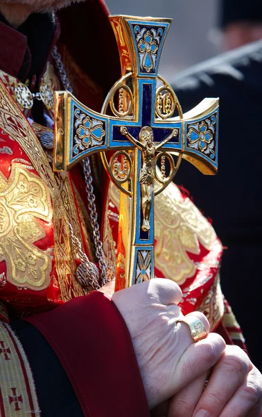 十字架在牧师的手 — 图库照片