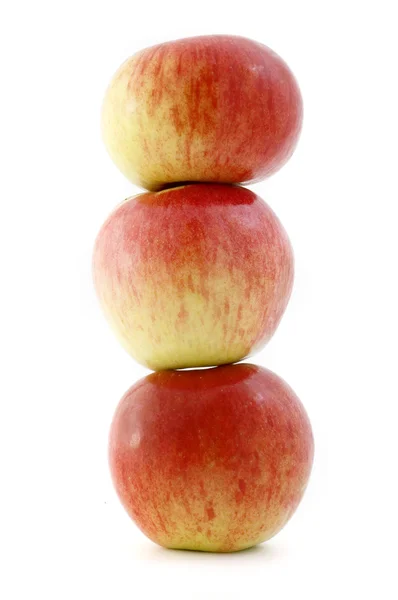 Drei ausgewogene Äpfel — Stockfoto