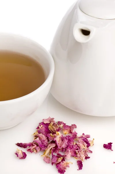 Чай с лепестками роз — стоковое фото