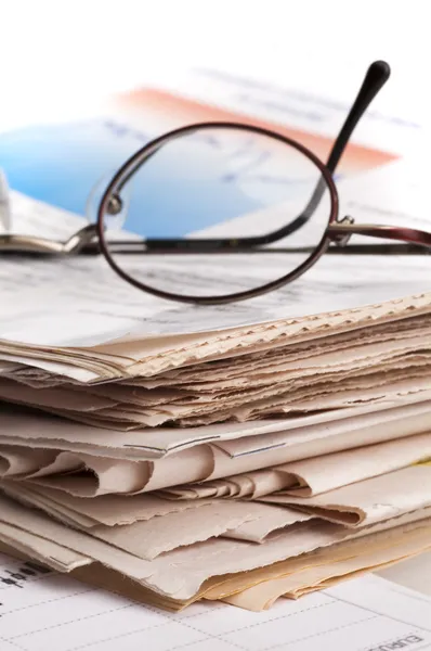 Newspapers and glasses — Stock Photo, Image