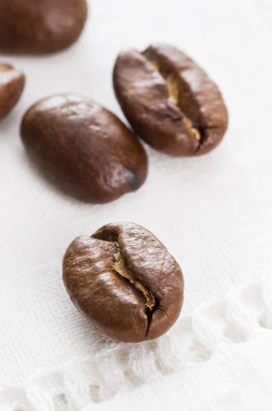 Крупный план кофейных зерен — стоковое фото