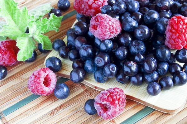 Bagas de mirtilo e framboesas, fruta de verão — Fotografia de Stock