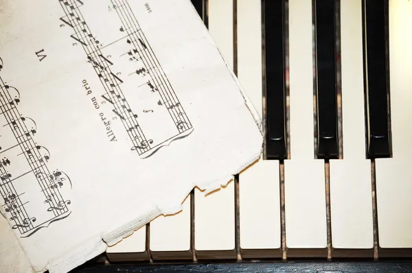 Винтажное пианино — стоковое фото