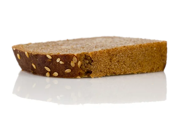 Scheibe Brot isoliert — Stockfoto