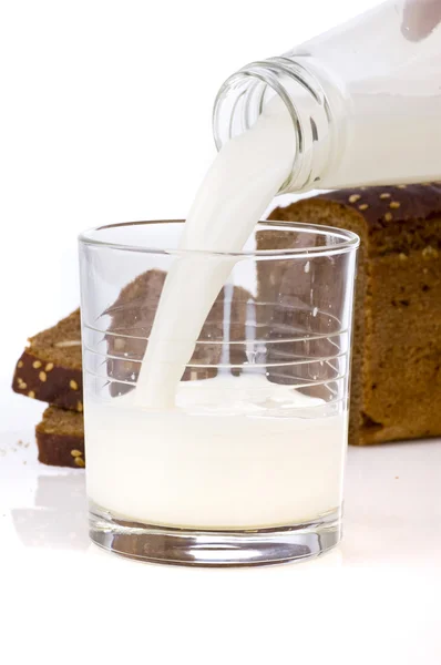 Налейте стакан молока — стоковое фото