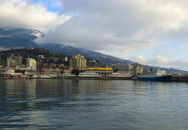 Toeristische haven aan de Zwarte Zee, Jalta — Stockfoto