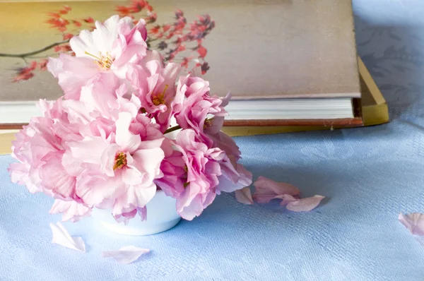Boeken en bloem stillevens — Stockfoto