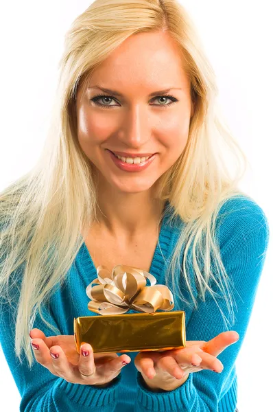 Mädchen mit Geschenkbox in der Hand — Stockfoto
