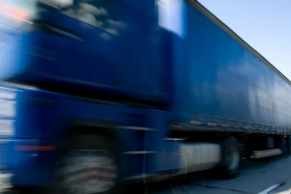 Vrachtwagen op hoge snelheid — Stockfoto