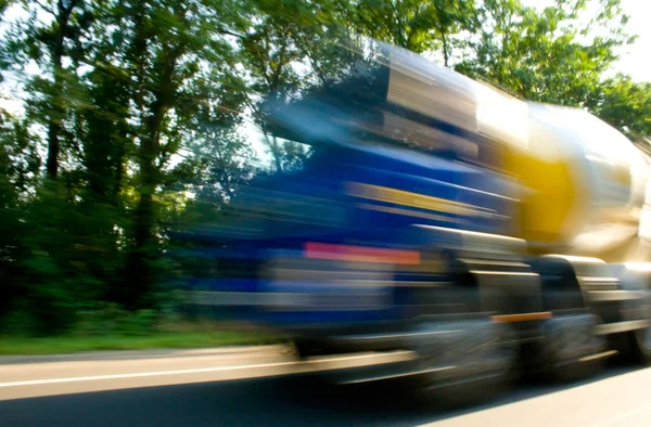 LKW mit hoher Geschwindigkeit — Stockfoto