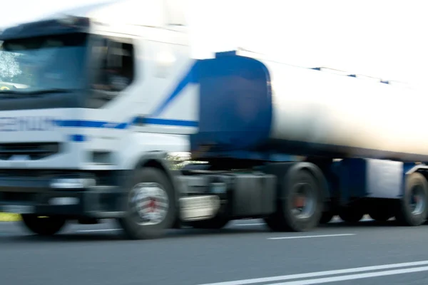 Witte vrachtwagen op hoge snelheid — Stockfoto