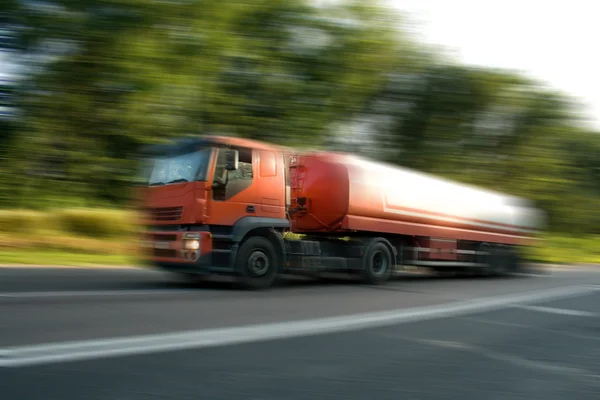 Красный грузовик на высокой скорости — стоковое фото