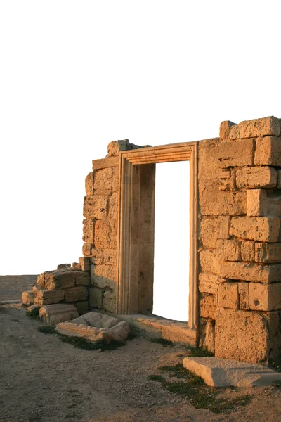 Изолированные древние руины — стоковое фото
