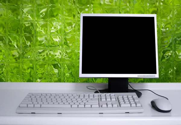 PC met groene achtergrond — Stockfoto