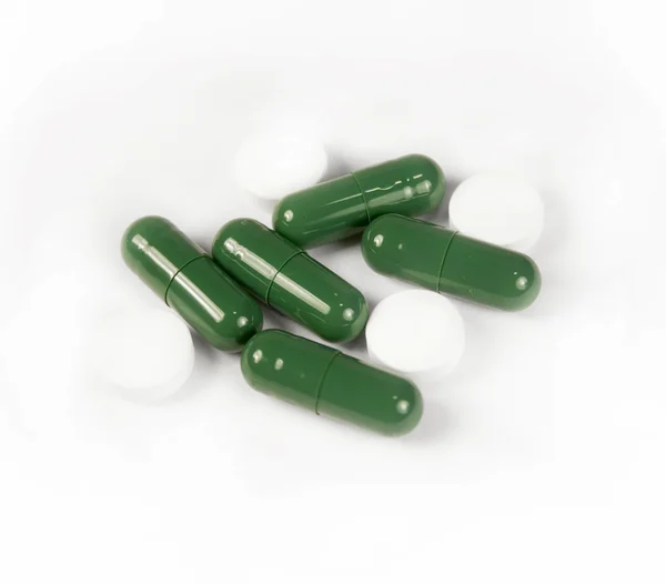 Grüne und weiße Pillen — Stockfoto