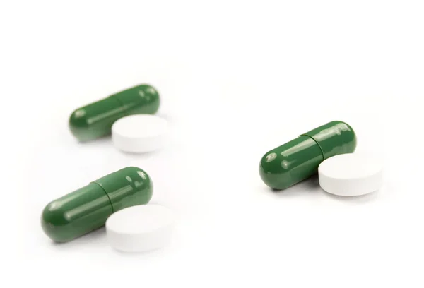 Zielone i białe tabletki — Zdjęcie stockowe