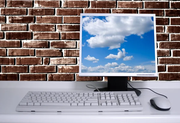 PC with clouds on desktop — Stock Photo, Image