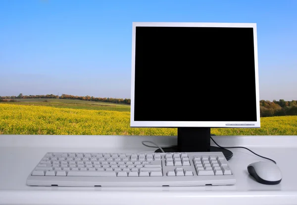 PC mit schwarzem Desktop — Stockfoto
