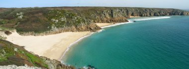 panoramik porthcurno beach, cornwall, İngiltere.