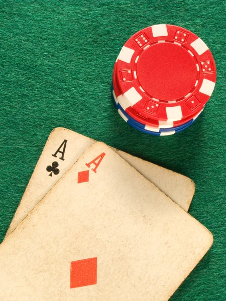 Velho cartão de poker aces chips — Fotografia de Stock