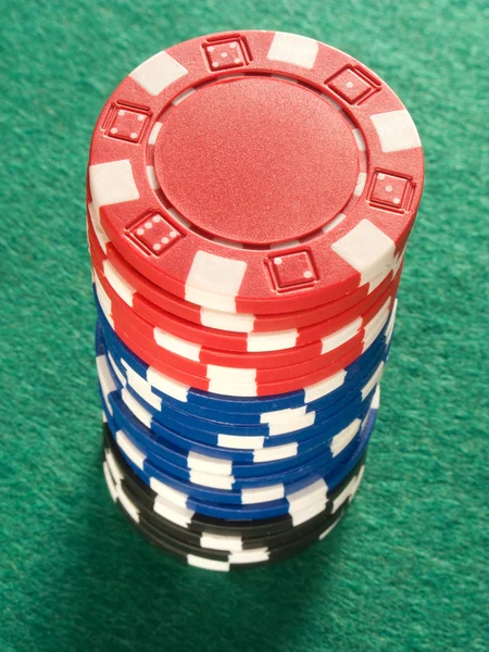 Una pila de fichas de póquer de colores . — Foto de Stock