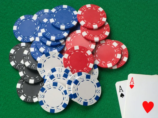 Dois ases ganhando fichas de poker . — Fotografia de Stock