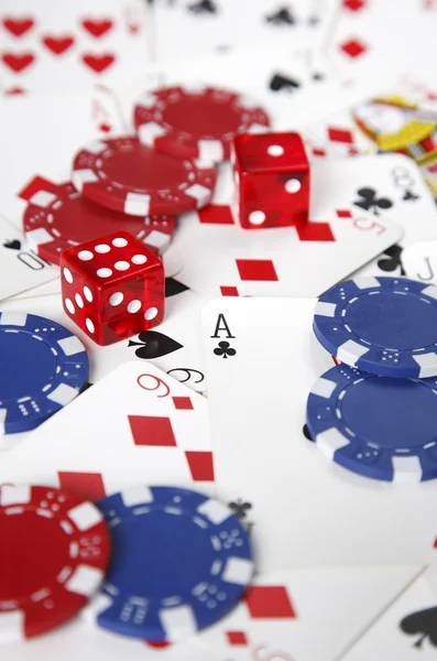 Hazardní hry, karty, žetony a kostky. — Stock fotografie