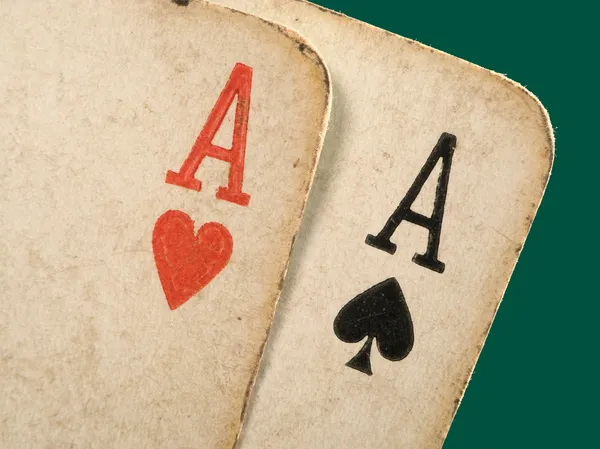 2 eski kirli aces poker kartları. — Stok fotoğraf