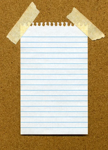 Papier vast aan een cork board. — Stockfoto