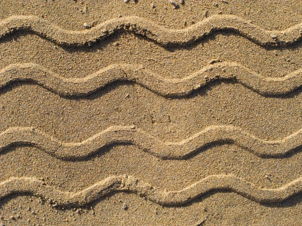 Faixa de pneu em uma praia de areia . — Fotografia de Stock