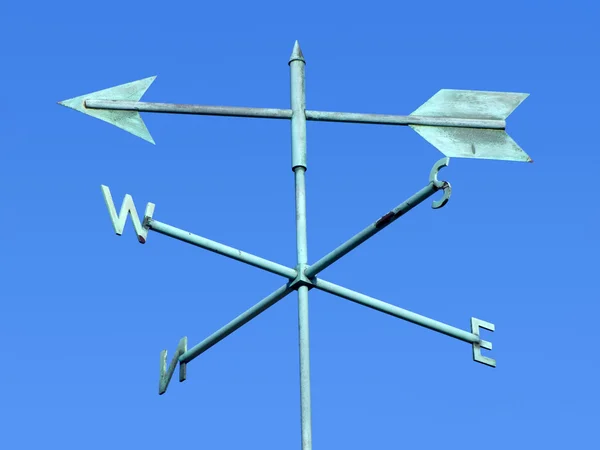 Um velho weathervane e céu azul . — Fotografia de Stock