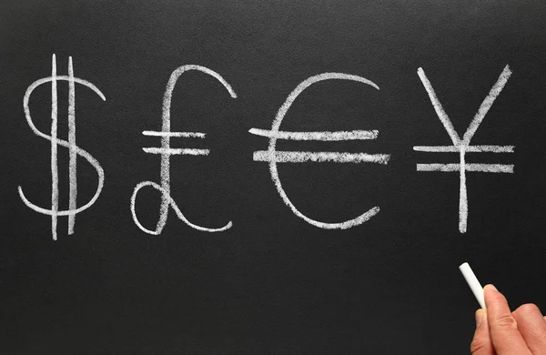 Pisania symboli walut na tablicy. — Zdjęcie stockowe